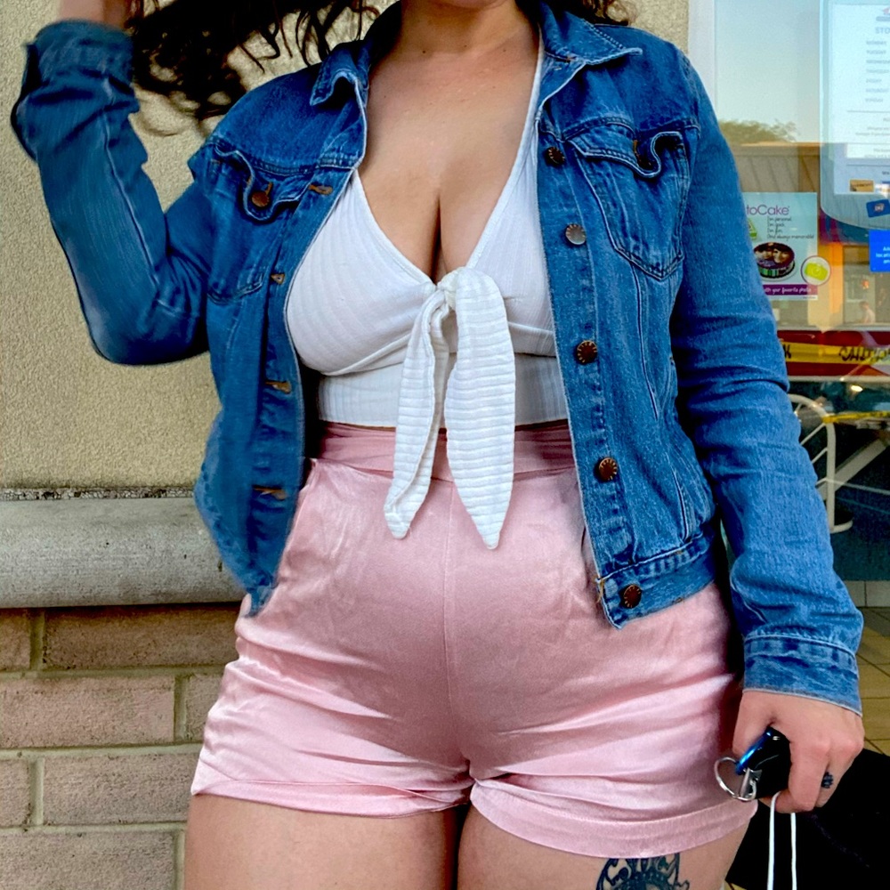 Pink shorts with pockets